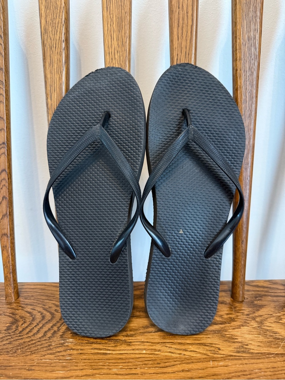 Old Navy Classic Black Flip Flops - Women’s Size 10